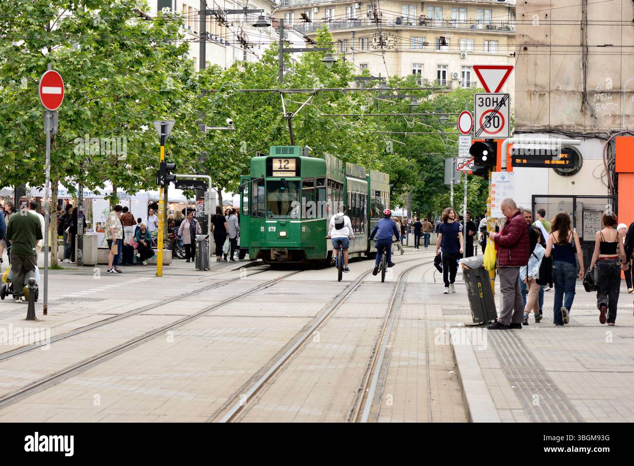 Tram nel centro di Sofia in Bulgaria e persone in via Graf Ignatiev nella capitale bulgara, Europa orientale, Balcani, UE Foto Stock