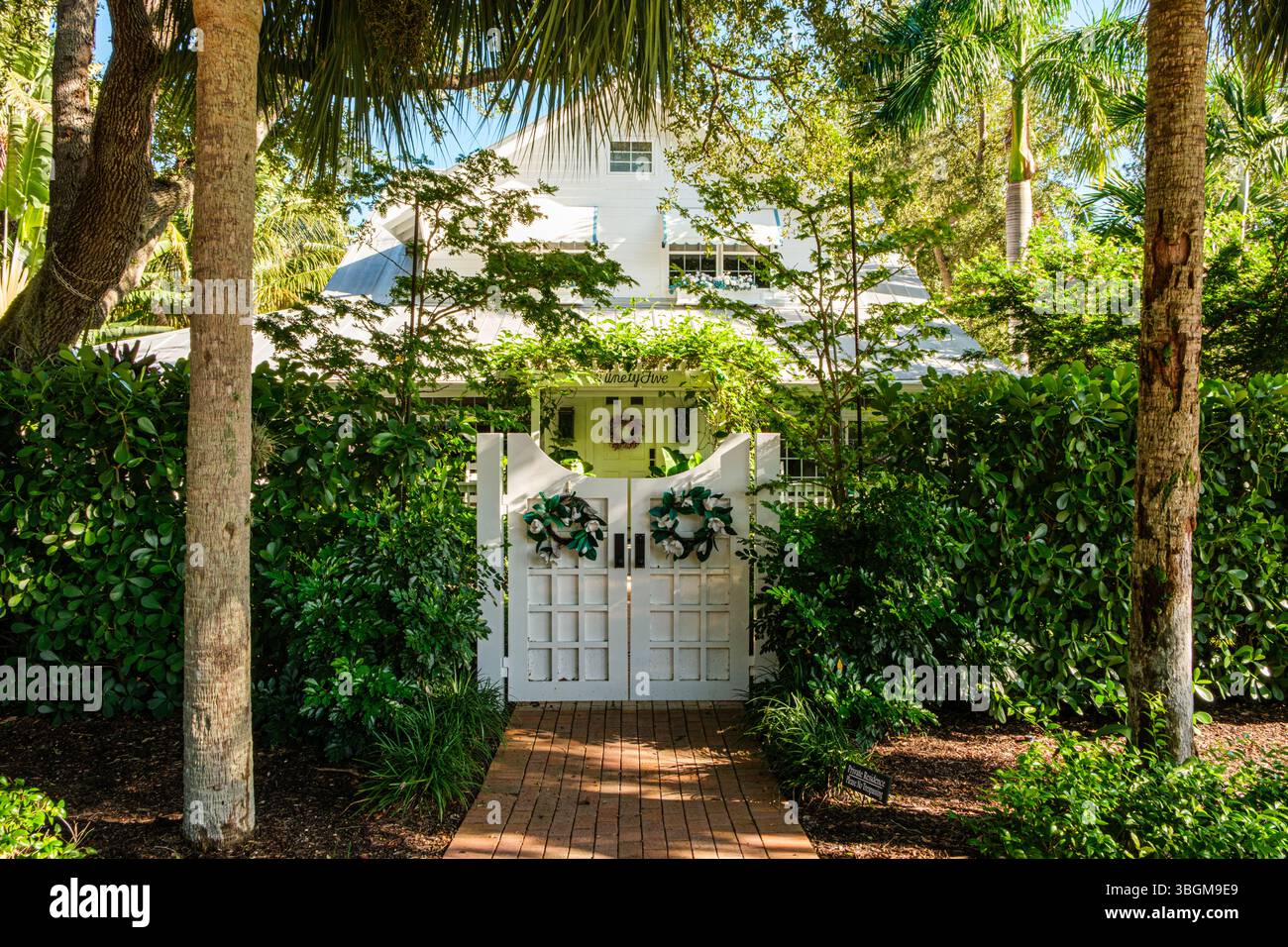 Dalla porta ornamentale alla Residenza privata, 12th Avenue, Sud, Naples, Florida Foto Stock