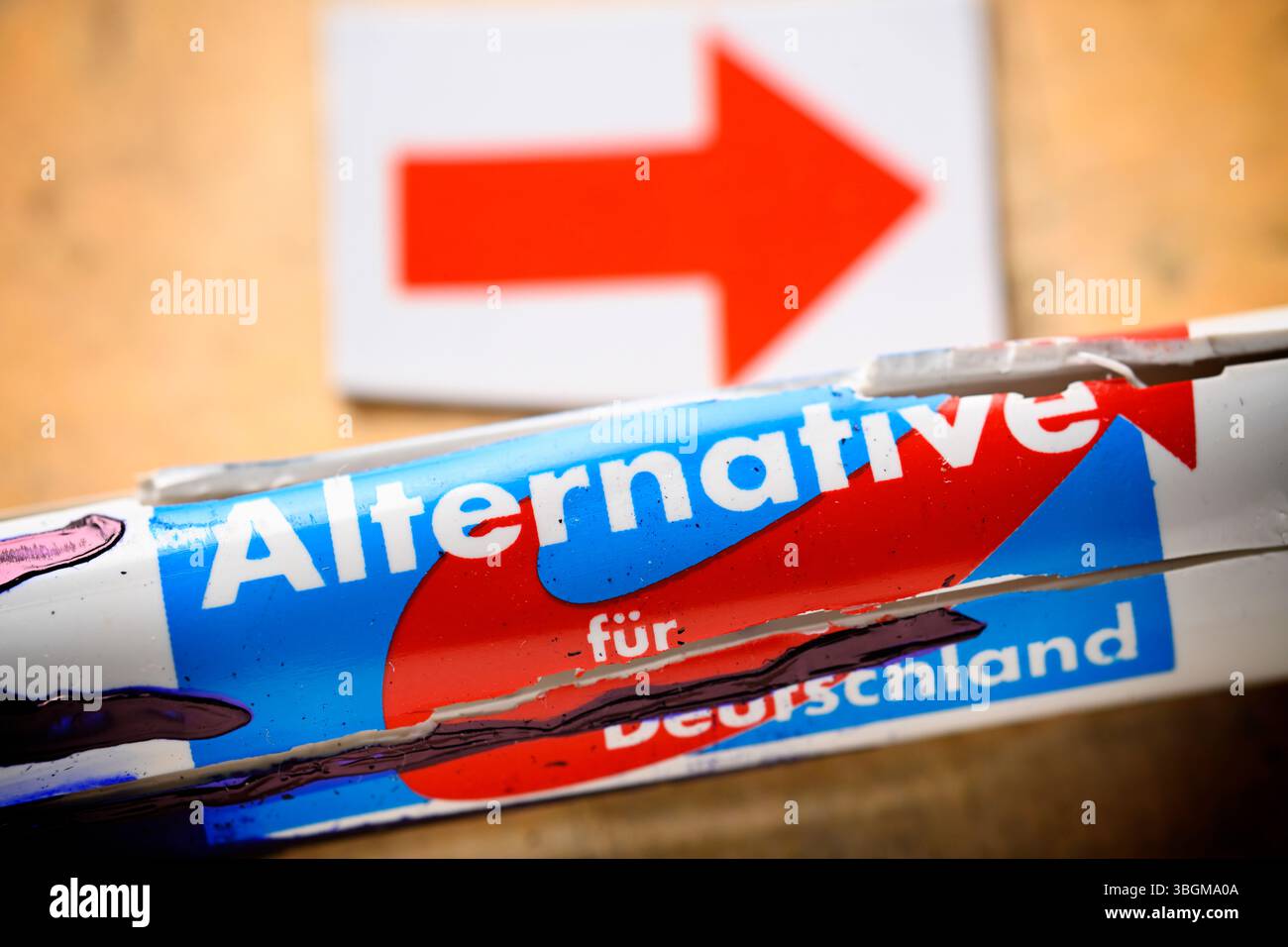 Broken AfD ballot pen e freccia di destra, l'Ufficio federale per la protezione della Costituzione classifica l'AfD come estremista di destra Foto Stock