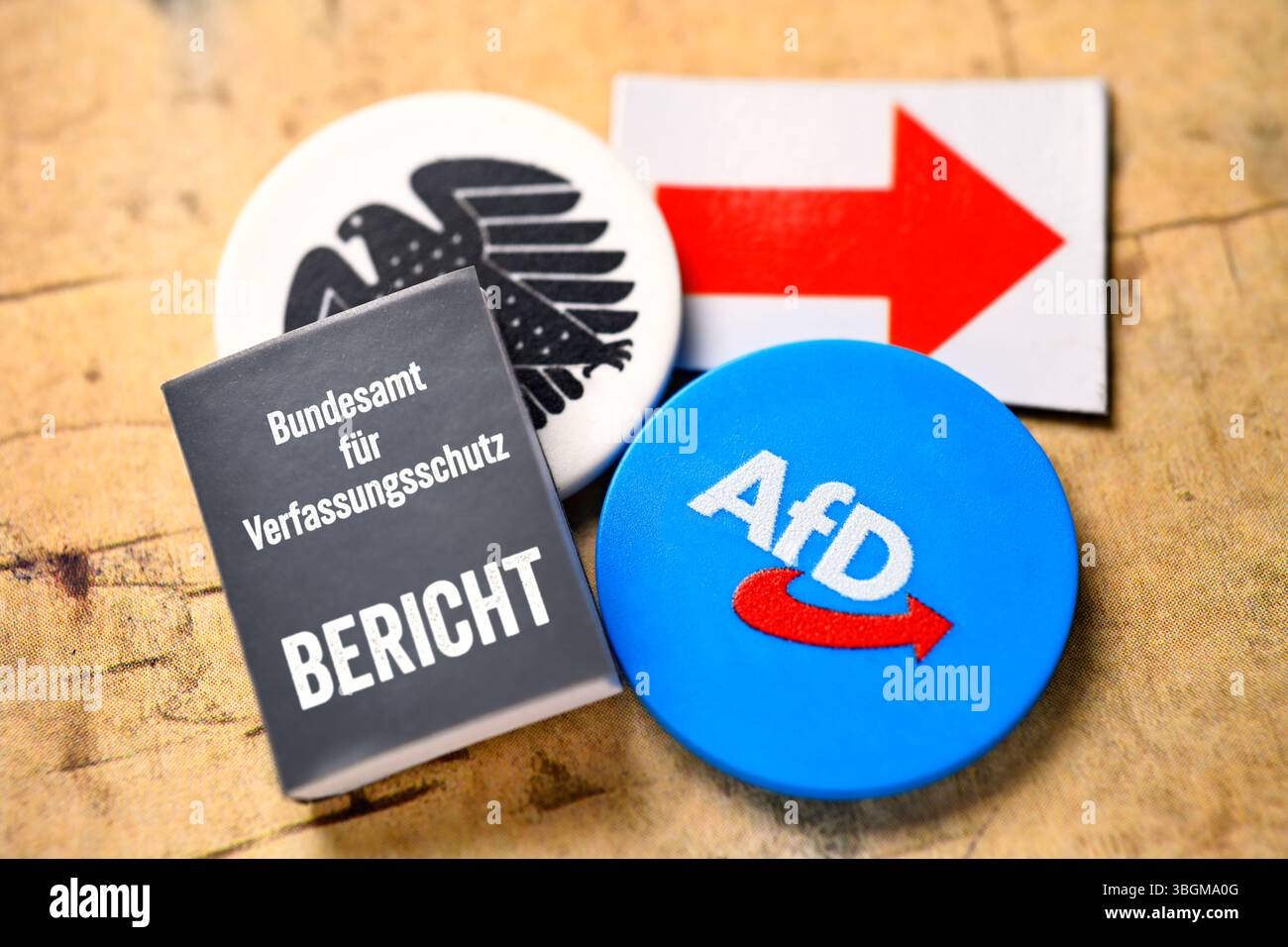 Chip AFD, freccia destra, aquila federale e libro con iscrizione Ufficio federale per la protezione della Costituzione, fotomontaggio Foto Stock