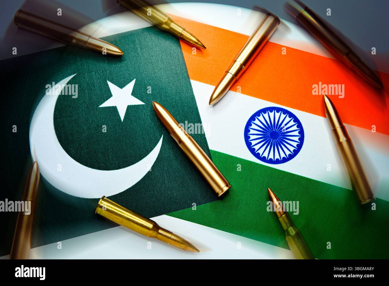 Cartucce di fucile sulle bandiere del Pakistan e dell'India, foto simbolica del conflitto del Kashmir Foto Stock