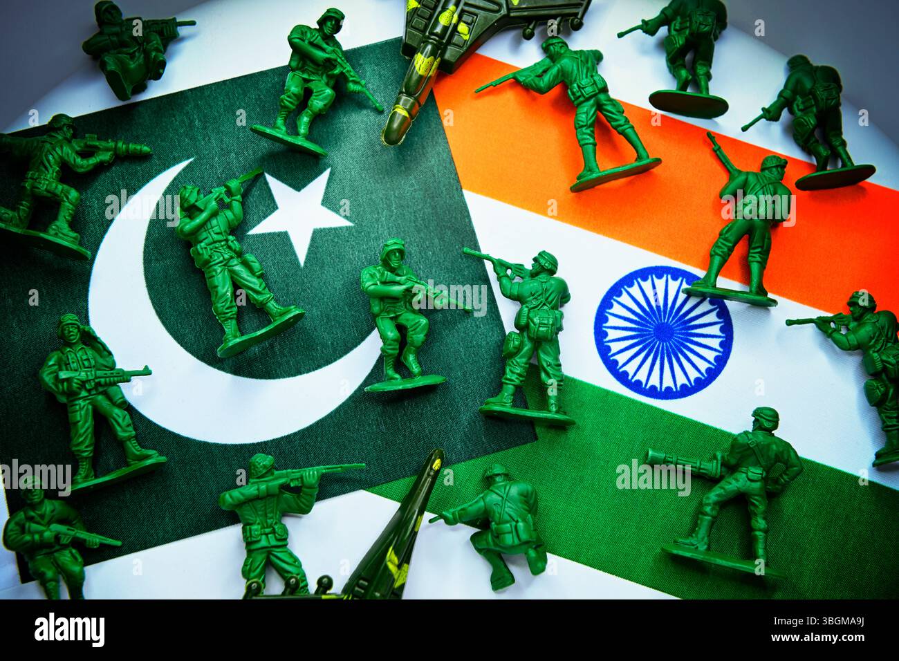 Soldati in miniatura sulle bandiere del Pakistan e dell'India, foto simbolica del conflitto del Kashmir Foto Stock