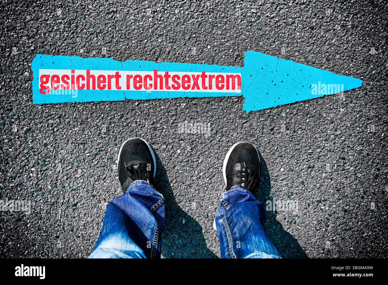 Gambe in piedi di fronte a una freccia che punta a destra con l'iscrizione assicurata estremista di destra, l'Ufficio federale per la protezione della Costituzione classifica l'AfD come estremista di destra assicurato, fotomontaggio Foto Stock