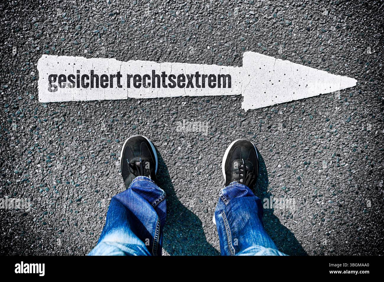 Gambe in piedi di fronte a una freccia che punta a destra con l'iscrizione assicurata estremista di destra, l'Ufficio federale per la protezione della Costituzione classifica l'AfD come estremista di destra assicurato, fotomontaggio Foto Stock