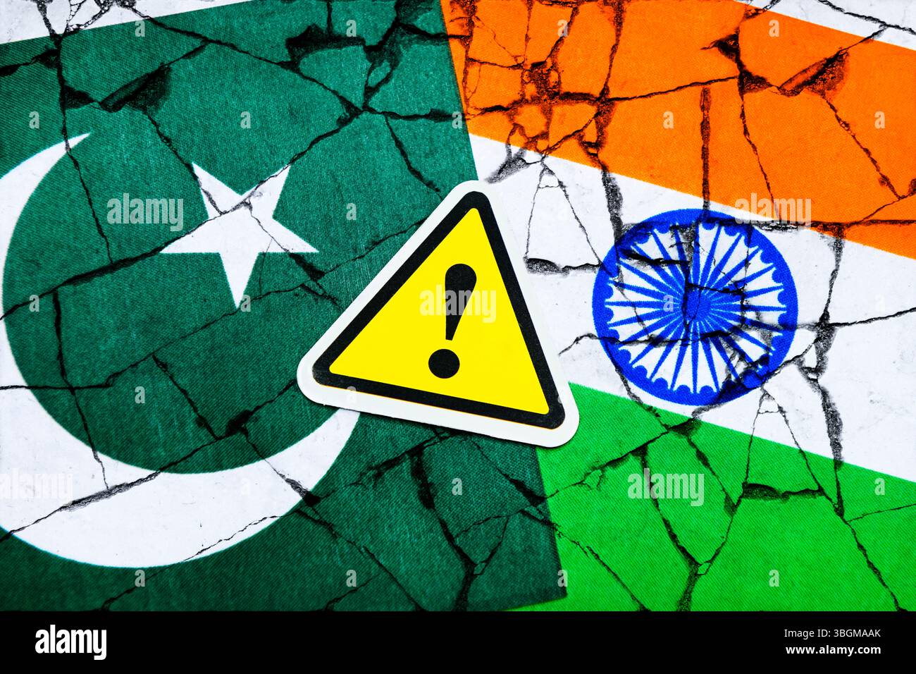 Cartello di pericolo con punto esclamativo sulle bandiere del Pakistan e dell'India, foto simbolica del conflitto del Kashmir, fotomontaggio Foto Stock