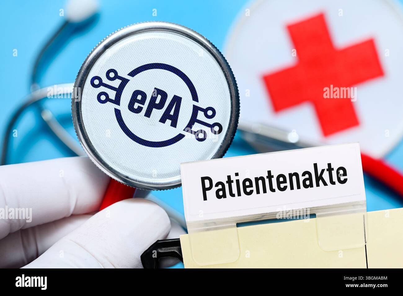 Stetoscopio a mano con scritta EPA, file paziente elettronico con foto simbolo, fotomontaggio Foto Stock