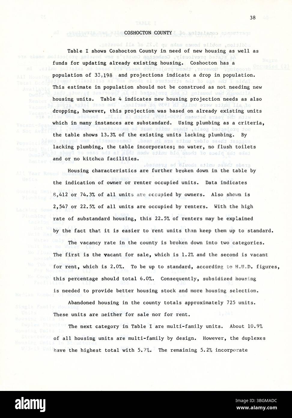 La relazione del 1977 fornisce una strategia abitativa regionale per l'Ohio orientale. Mette in evidenza le condizioni abitative e le misure di conservazione, e descrive in dettaglio la collaborazione necessaria tra i cittadini e le amministrazioni locali per attuare obiettivi e obiettivi abitativi in un'area di nove contee. Foto Stock