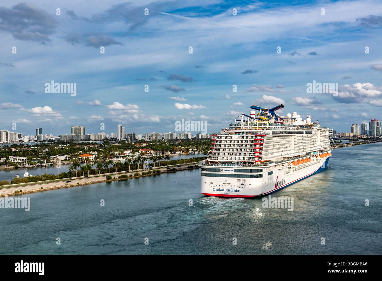 Nave da crociera in partenza dal porto, Carnival Celebration, Miami, Miami-Dade County, Florida, Stati Uniti, Nord America Foto Stock