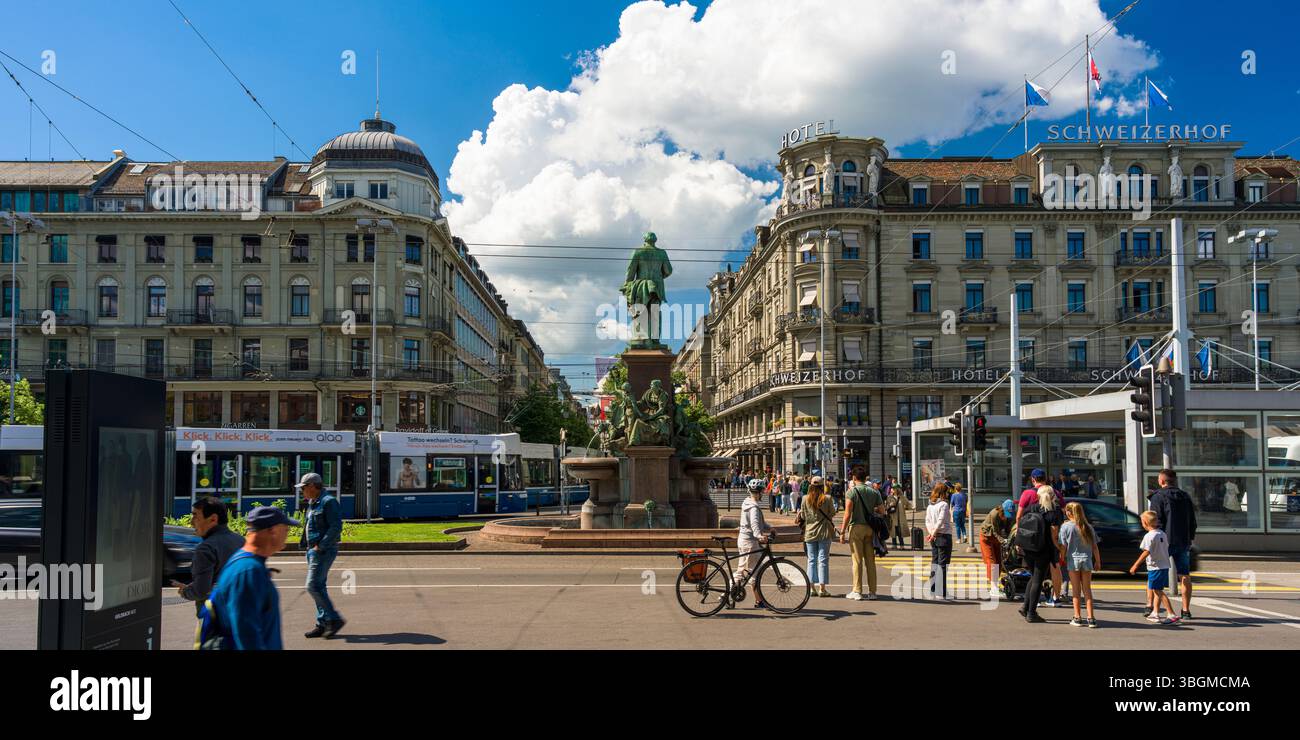 Svizzera, Zurigo, piazza della stazione, scena di strada Foto Stock