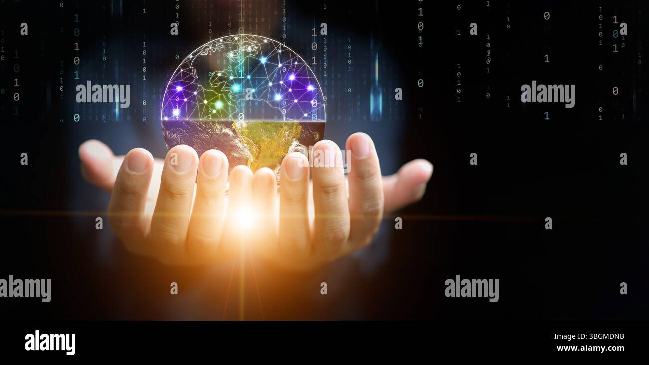 Concetto di gemelli digitali. Le mani di un uomo che tiene in mano un globo diviso in metà di mondi fisici e digitali per la modellazione di simulazioni aziendali e tecnologiche Foto Stock