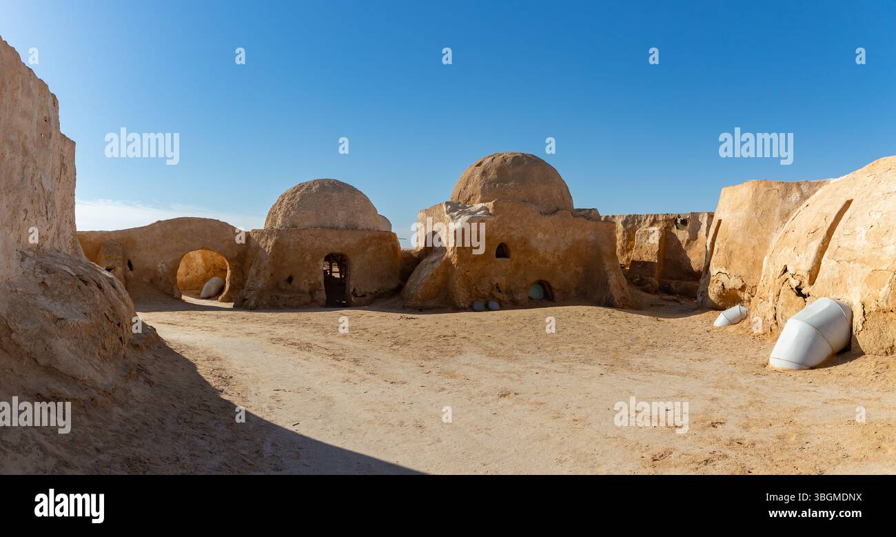 Una foto della location delle riprese di Star Wars - Mos Espa in Tunisia. Foto Stock