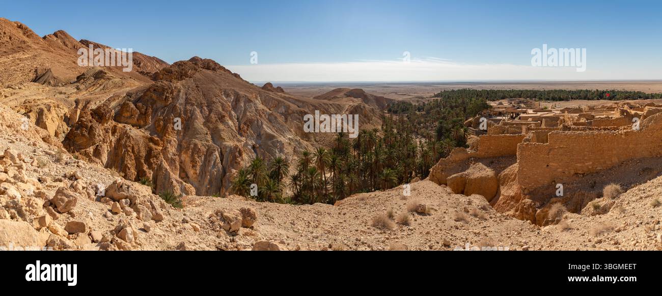Un panorama dell'oasi di Chebika e della città di AS-Sabikah in Tunisia. Foto Stock