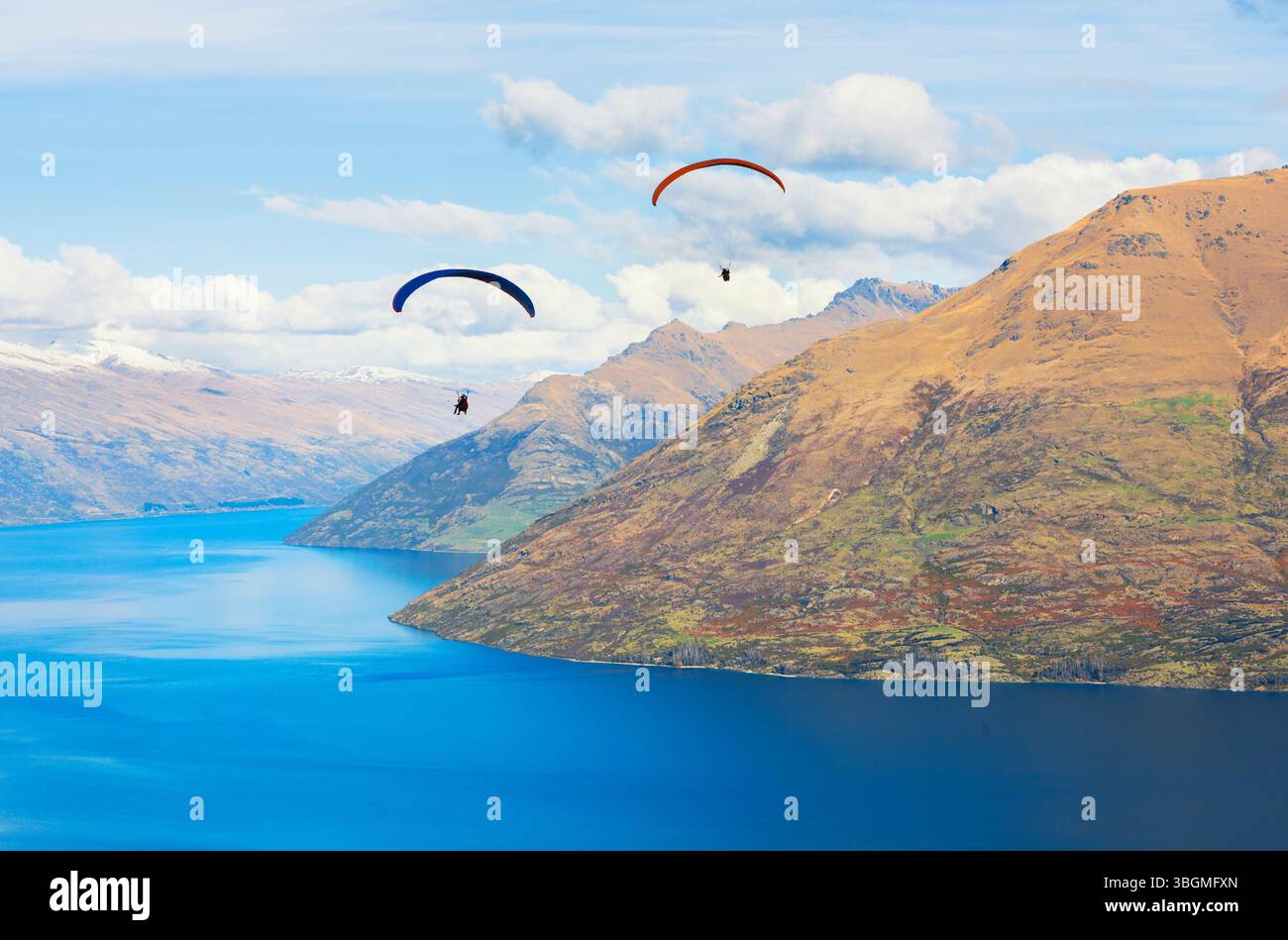 Persone in parapendio sul lago Wakatipu, Queenstown, South Island, nuova Zelanda Foto Stock