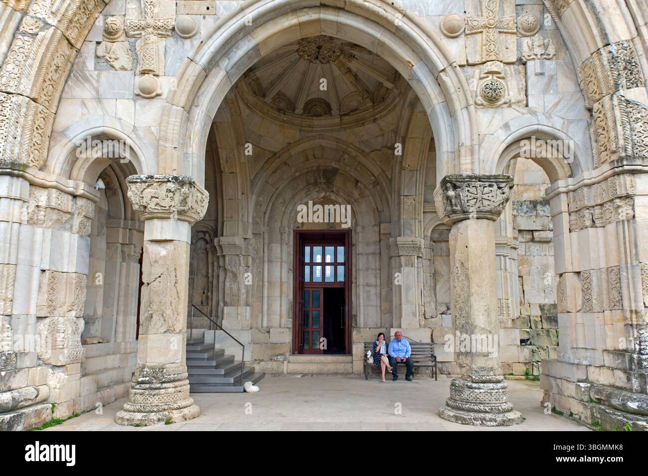 Portale d'ingresso alla Cattedrale di Bagrati, ex sito patrimonio dell'umanità dell'UNESCO, Kutaisi, Imeretia, Georgia Foto Stock