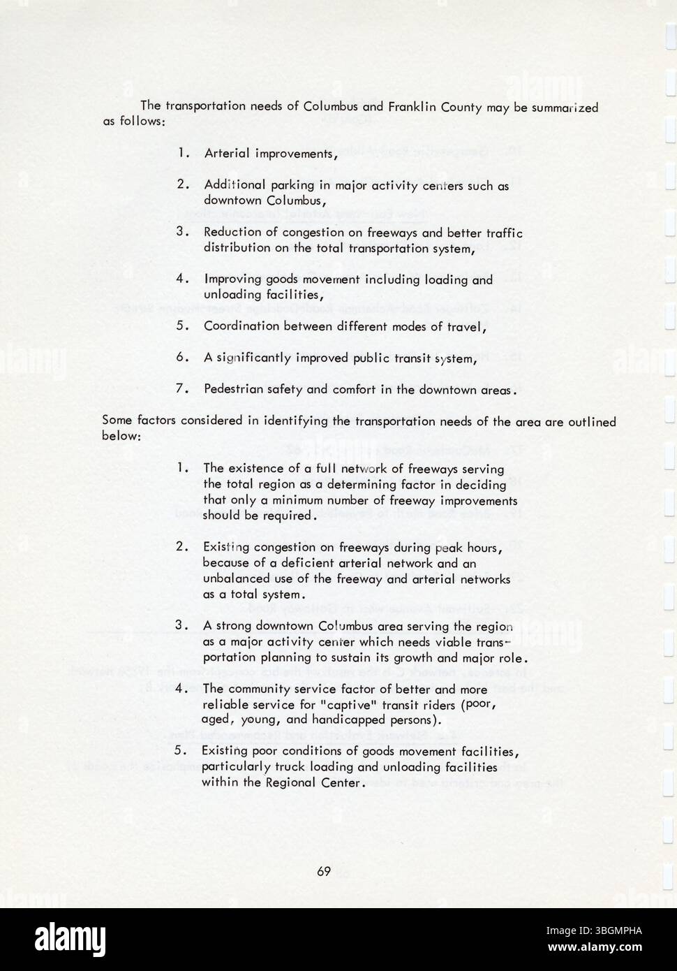 Questa sezione del Franklin County Regional Transportation Plan (1972) sottolinea la necessità di investimenti infrastrutturali a lungo termine per sostenere la crescita. Comprende strategie di pianificazione per strade, sistemi di trasporto pubblico e soluzioni di mobilità progettate per soddisfare le esigenze di trasporto dei residenti della contea. Foto Stock