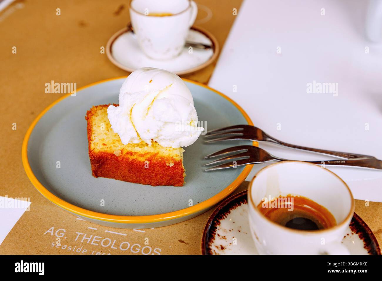 Torta greca di semola (revani) con gelato al limone e caffè greco (kafes ellinikos) nella taverna Agios Theologos sulla penisola di Kefalos sull'isola di Kos in Grecia Foto Stock