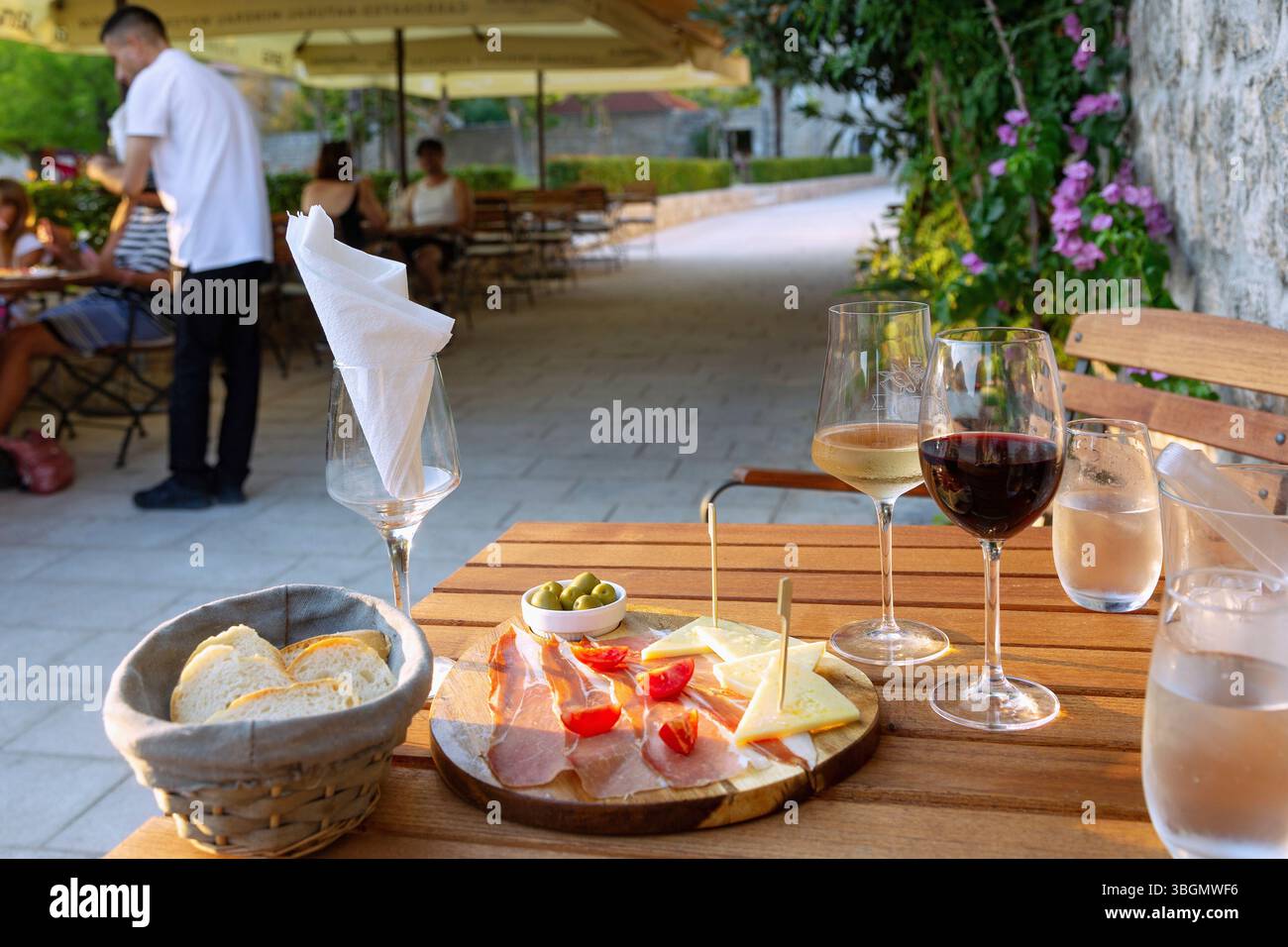 Ston, degustazione di vini con piatto di formaggi e prosciutto Foto Stock