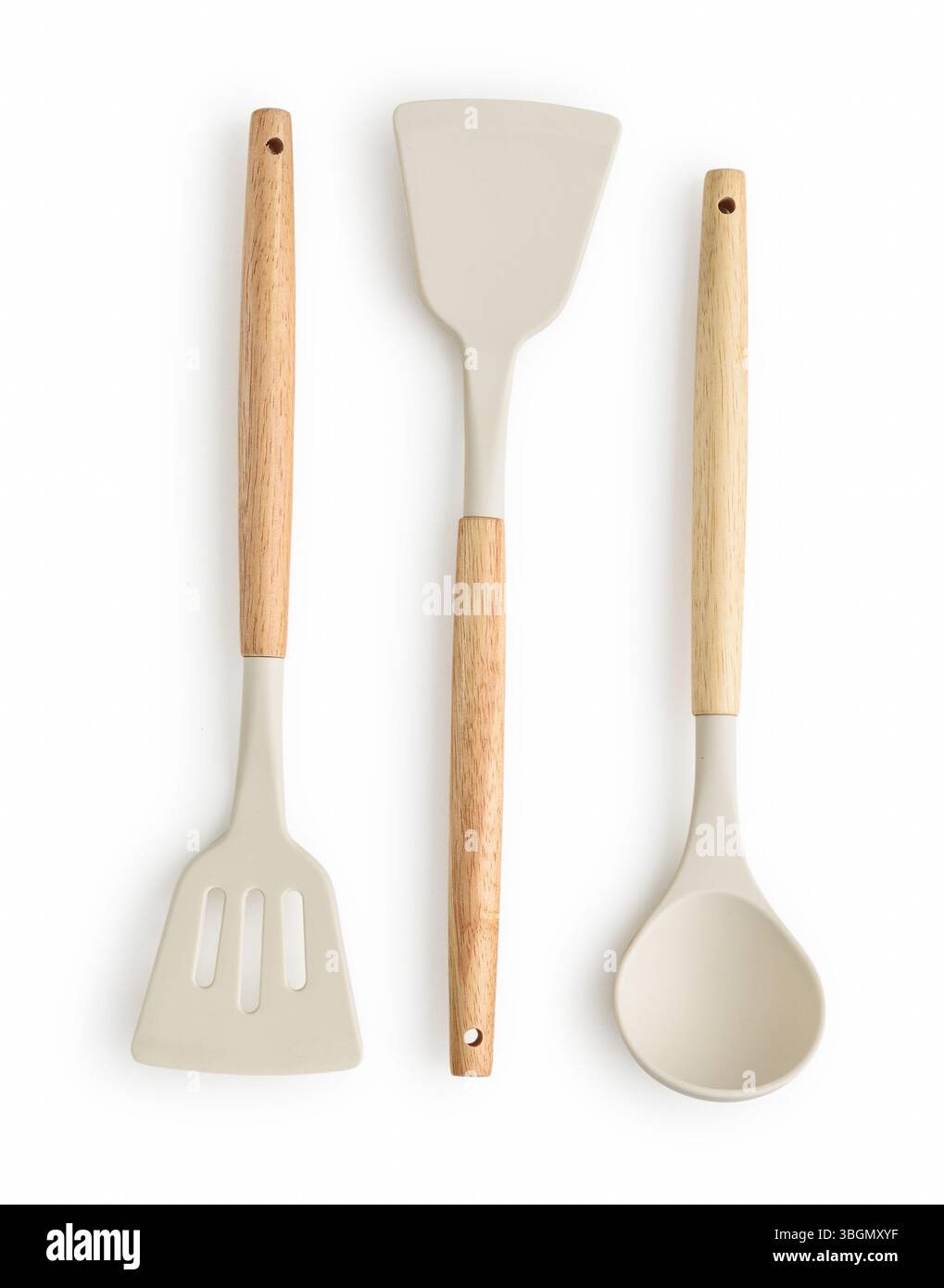 Set di utensili da cucina in silicone con manici in legno: Mestolo da cucina in silicone bianco e due spatole in silicone bianco antiaderente per alte temperature isolate Foto Stock