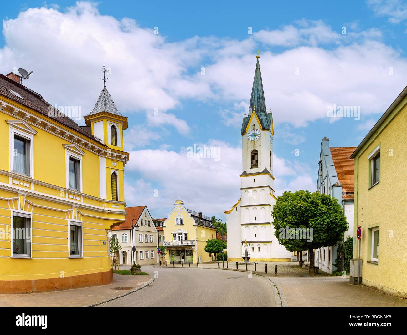 La chiesa parrocchiale di San Martino e le storiche case cittadine di Marktstraße a Nandlstadt, nell'alta Baviera, in Baviera, in Germania Foto Stock