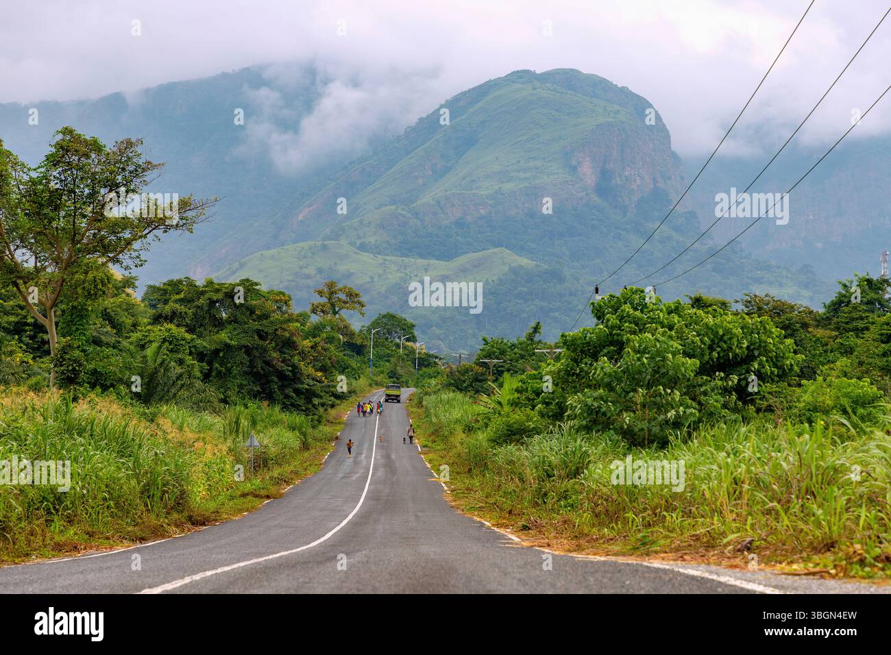 Strada di campagna nel paesaggio della foresta pluviale vicino a Hohoe nella regione volta del Ghana orientale nell'Africa occidentale Foto Stock
