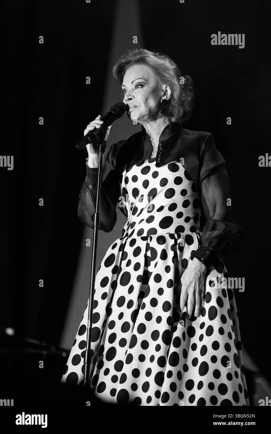 La cantante spagnola Paloma San Basilio si esibisce durante il concerto dell'Universal Music Festival al Teatro Albeniz di Madrid, 5 giugno 2025, Spagna. Foto Stock