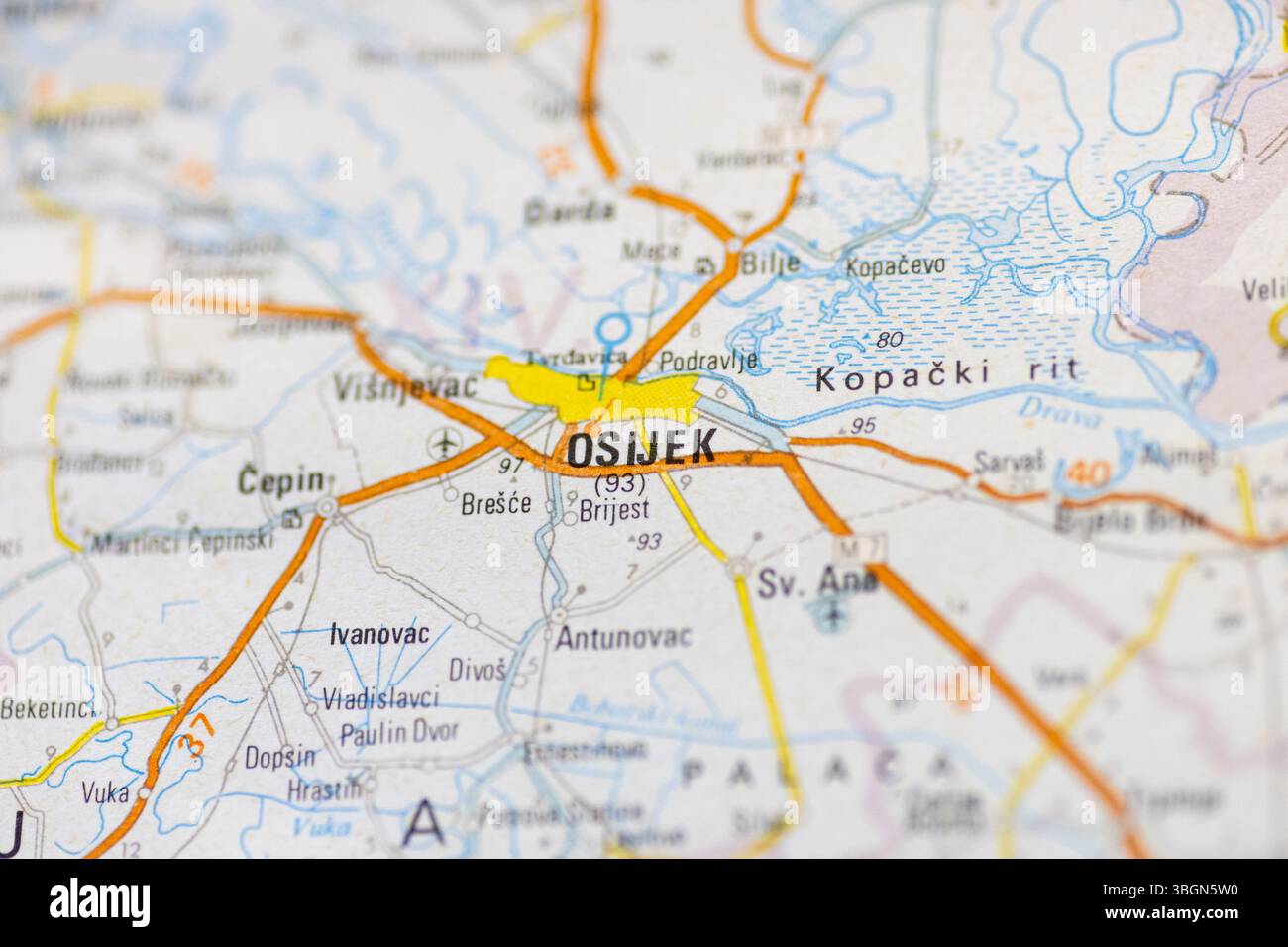 VINKOVCI, CROAZIA, 04.30.2025: Primo piano di una mappa incentrata su Osijek, con città e percorsi vicini. Il layout vivace evidenzia geogra Foto Stock