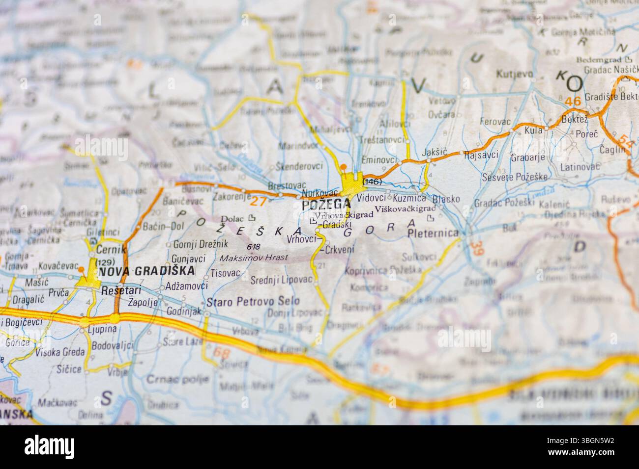 VINKOVCI, CROAZIA, 04.30.2025: Primo piano di una mappa incentrata su Pozega, con città e percorsi vicini. Il layout vivace evidenzia geogra Foto Stock