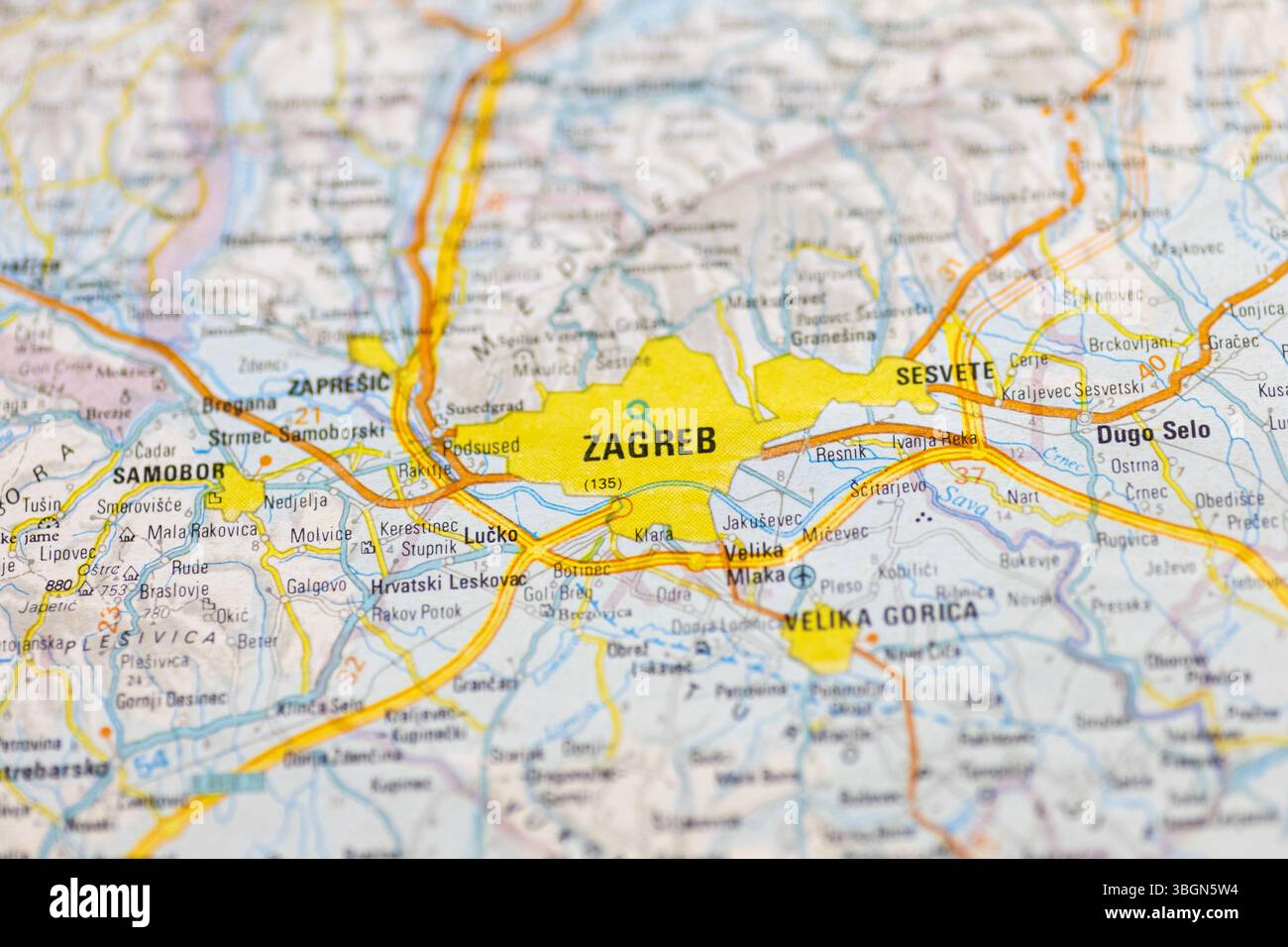 VINKOVCI, CROAZIA, 04.30.2025: Primo piano di una mappa che si concentra su Zagabria, con città e percorsi vicini. Il layout vivace evidenzia geogra Foto Stock