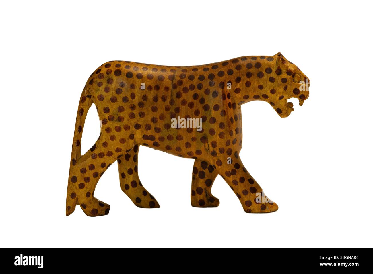 Un tradizionale souvenir africano di leopardo in legno intagliato a mano isolato su uno sfondo bianco Foto Stock