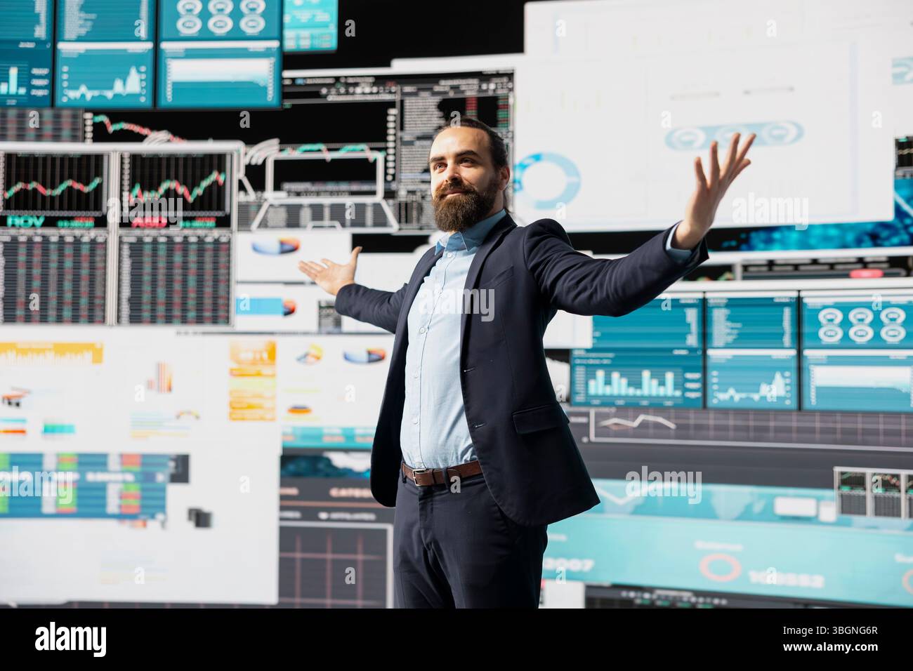 Un amministratore fiducioso e potente si sente orgoglioso del successo della sua carriera per una vita di alto livello e una lunga tradizione, garantendo buone metriche di performance per la crescita. Raggiungere la grandezza con fiducia in se stessi. Foto Stock