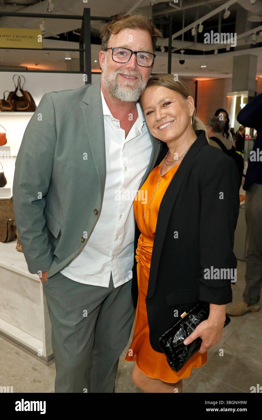 Brian Bojsen und Nova Meierhenrich bei der Eröffnung vom Breuninger Flagship Store a der HafenCity. Amburgo, 05.06.2025 *** Brian Bojsen e Nova Meierhenrich all'apertura del flagship store Breuninger ad HafenCity Amburgo, 05 06 2025 foto:XC.xTamckex/xFuturexImagex breuninger_5667 Foto Stock