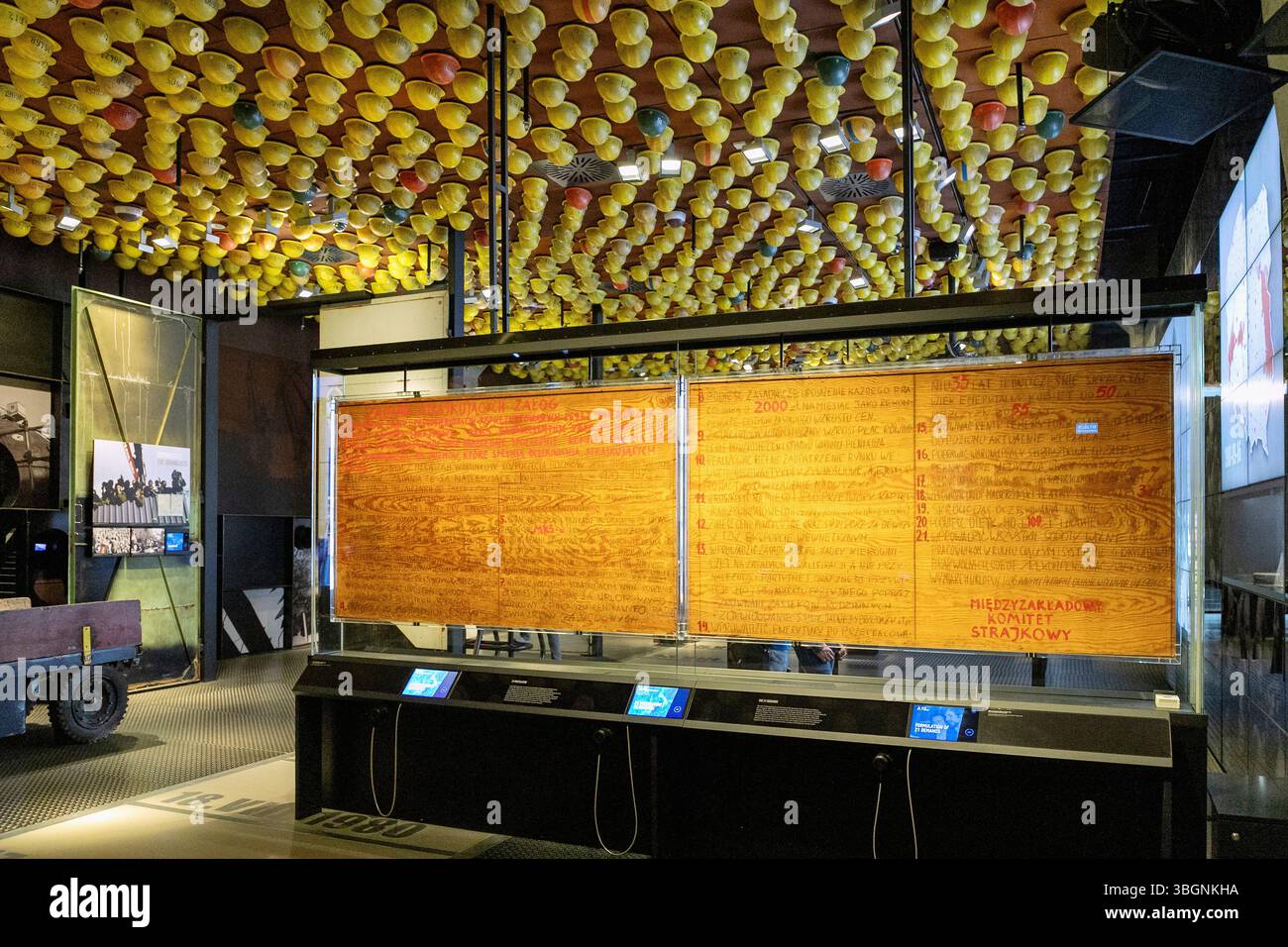 Centro europeo di solidarietà (Europejskie Centrum Solidarnosci ECS) con mostra sulla resistenza dei lavoratori dei cantieri navali e del sindacato Solidarnosc e ingresso al cantiere di Danzica (Stoczina Gdanska) a Danzica nel voivodato di Pomorskie in Polonia Foto Stock