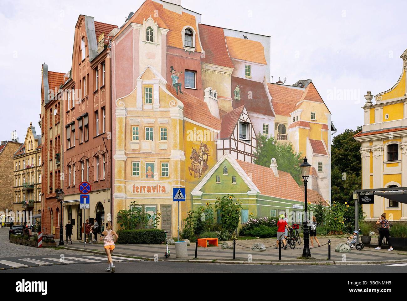 3D-Mural (Srodka tale Mural, il racconto della Srodka con un trombettista sul tetto e un gatto sullo sfondo, Opowiesc srodecka z trebaczem na dachu i kotem W tle) nel distretto di Srodka di Poznan nel Voivodato di Wielkopolska in Polonia Foto Stock