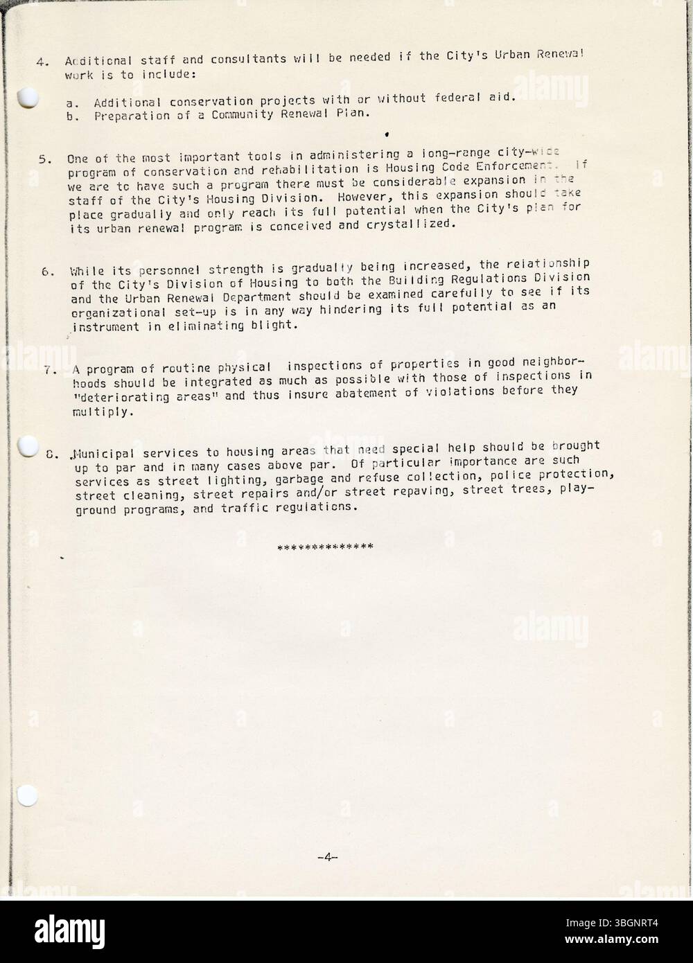 Questa relazione del 1963 delinea i gravi problemi abitativi nelle aree in declino di Colombo e gli sforzi compiuti dalla città per affrontarli. Raccomanda un programma globale di rinnovamento urbano a lungo termine per migliorare questi quartieri e fornire soluzioni abitative sostenibili. Foto Stock