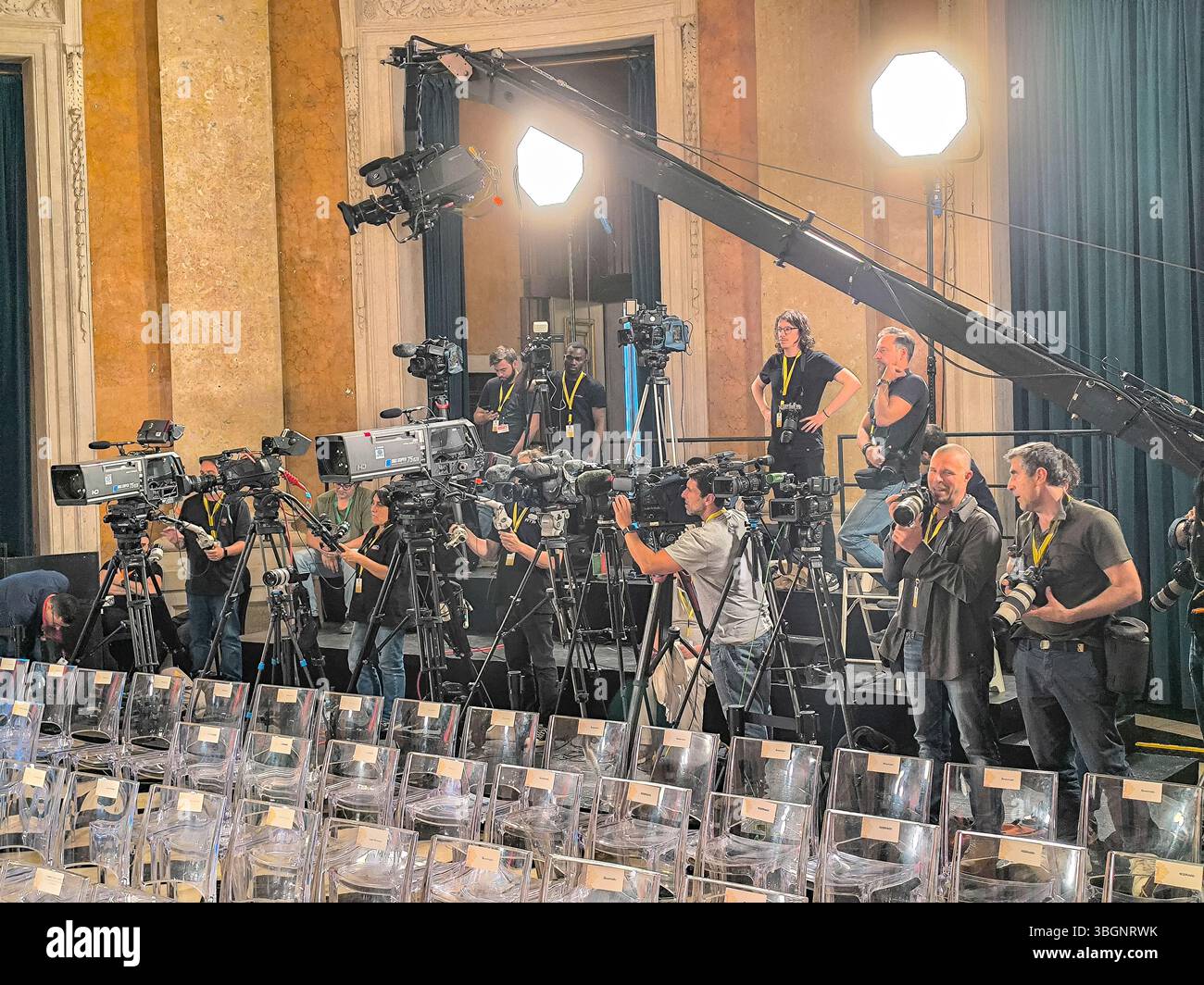 Sala nobiliare del Palazzo Nazionale degli aiuti preparata a ricevere il presidente della repubblica con gli ornamenti di un podio presidenziale, poltrona, pro Foto Stock
