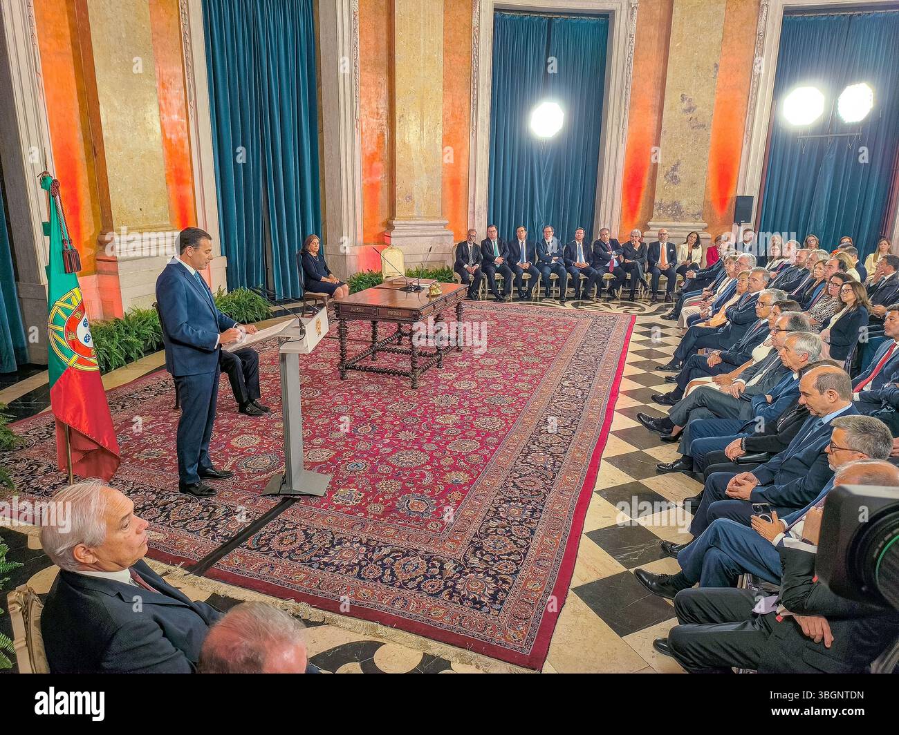 Sala nobiliare del Palazzo Nazionale degli aiuti preparata a ricevere il presidente della repubblica con gli ornamenti di un podio presidenziale, poltrona, pro Foto Stock