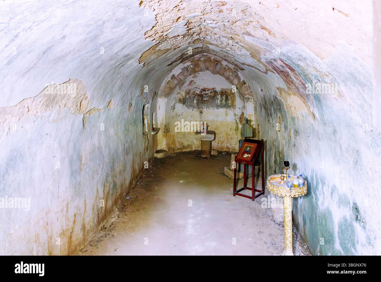 Interno della chiesa di Agios Antoniok con resti affrescati e altare in pietra nella città in rovina di Paleo Pyli (Palio Pili, Palea Pyli, Alt-Pyli, Old Pyli) sull'isola di Kos in Grecia Foto Stock