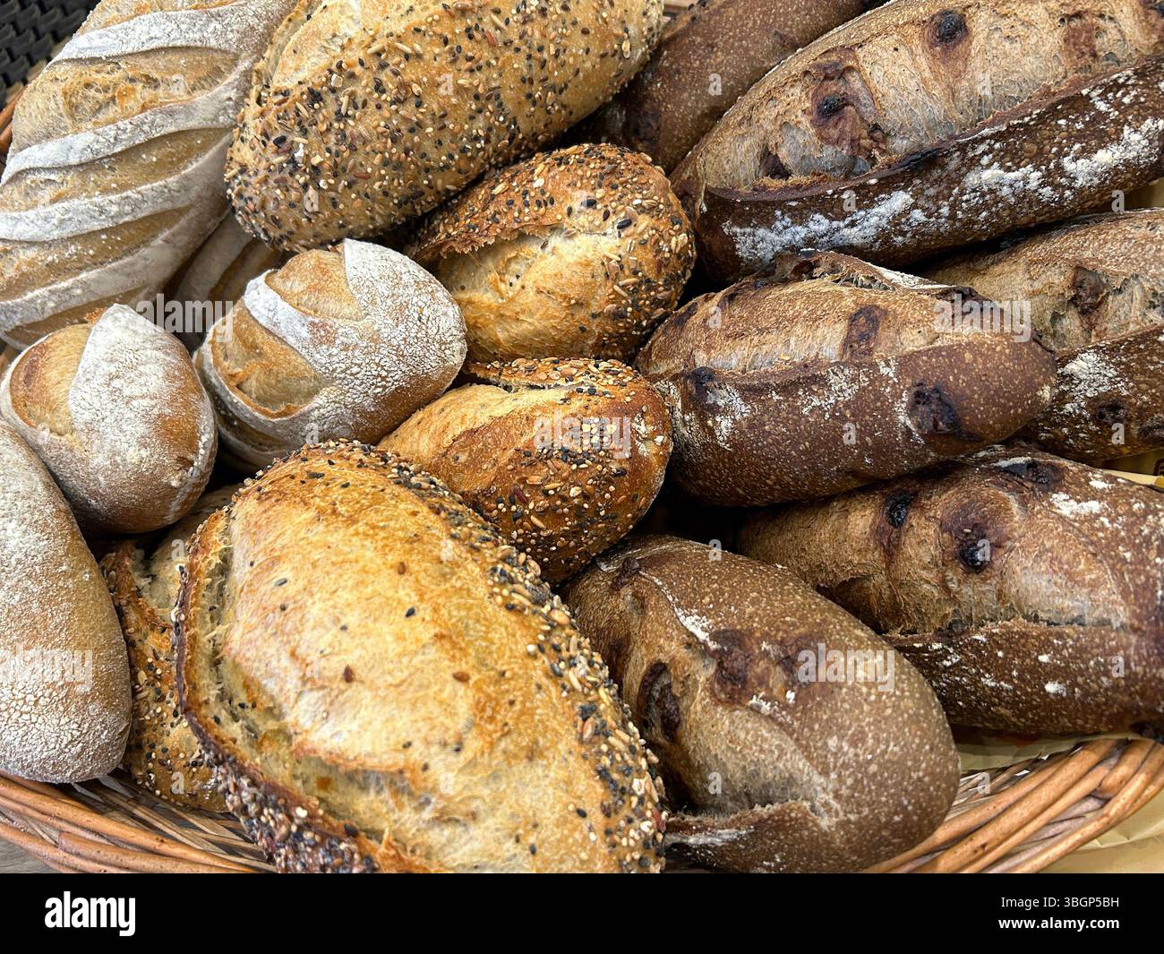 Cestino con pane appena sfornato Foto Stock