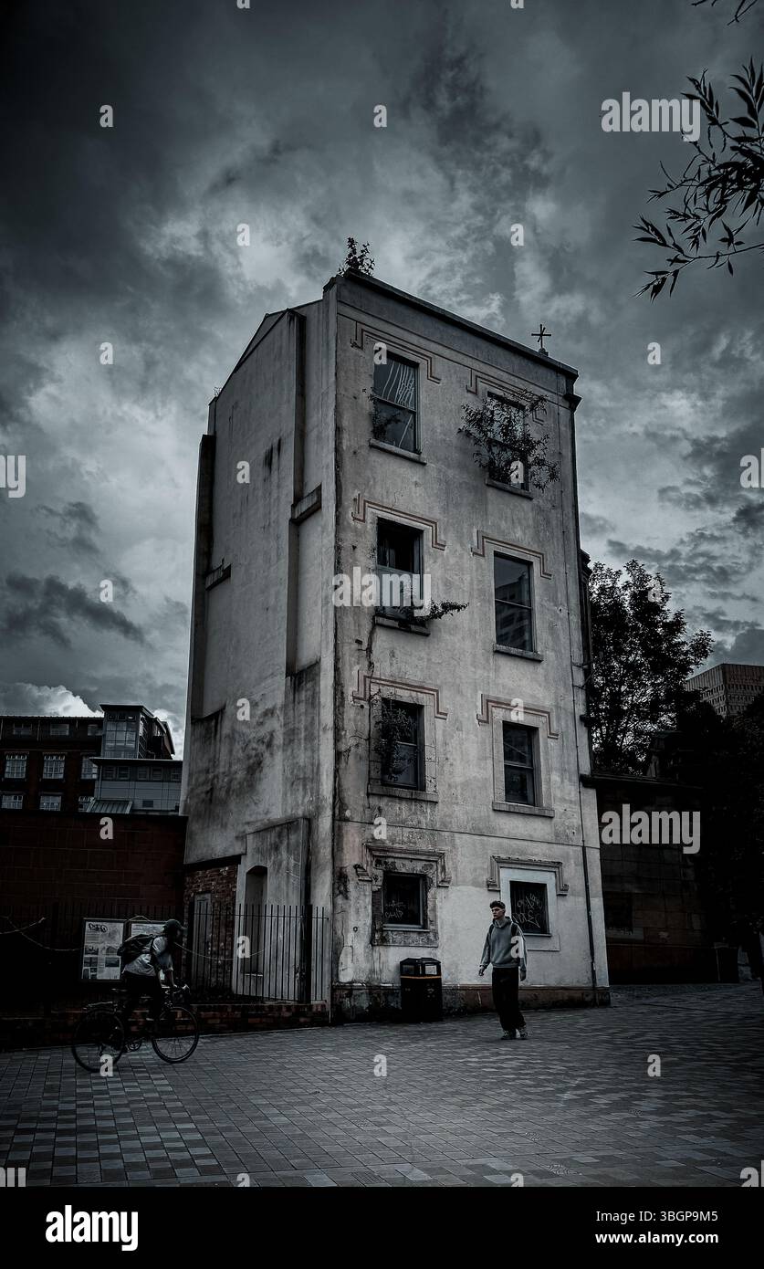 Spaventoso edificio vacante nel centro di Manchester - adiacente alla Chetham's School of Music. Halloween, o mercato immobiliare buio. Foto Stock