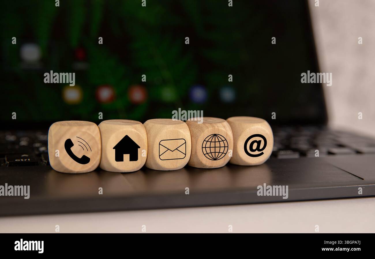 Lettera di dadi davanti a una tastiera - contatti Foto Stock