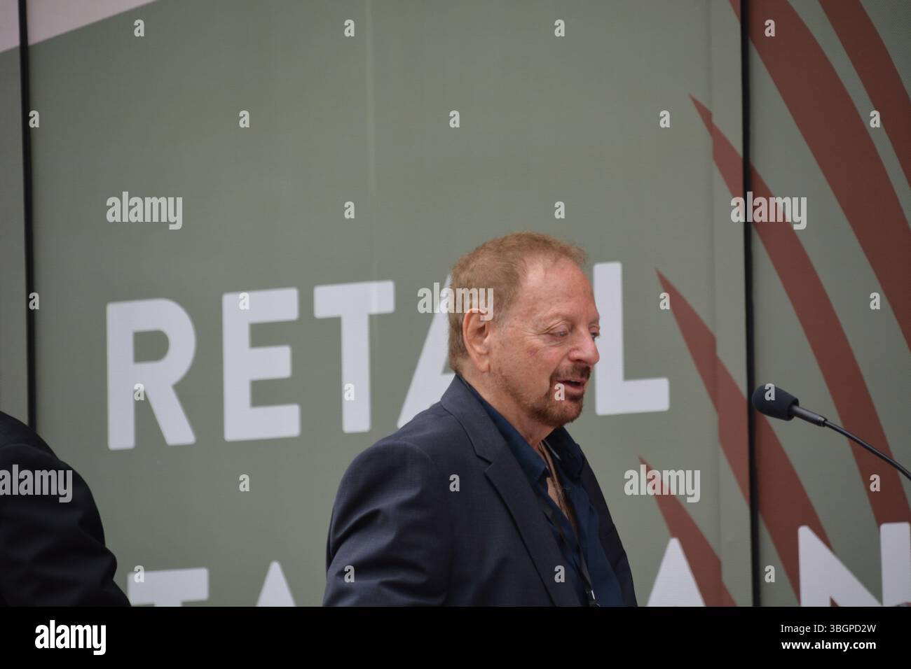 Jerry Goldstein, manager di lunga data e produttore di GUERRA, pronuncia le sue più sentite osservazioni durante la cerimonia della stella della Hollywood Walk of Fame il 5 giugno 2025. Crediti: Sharon Graphics/Alamy Live News Foto Stock