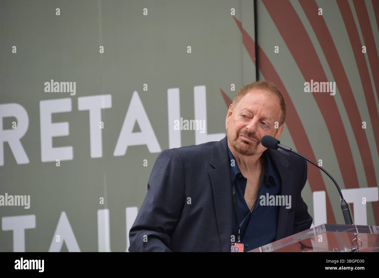 Jerry Goldstein, manager di lunga data e produttore di GUERRA, pronuncia le sue più sentite osservazioni durante la cerimonia della stella della Hollywood Walk of Fame il 5 giugno 2025. Crediti: Sharon Graphics/Alamy Live News Foto Stock