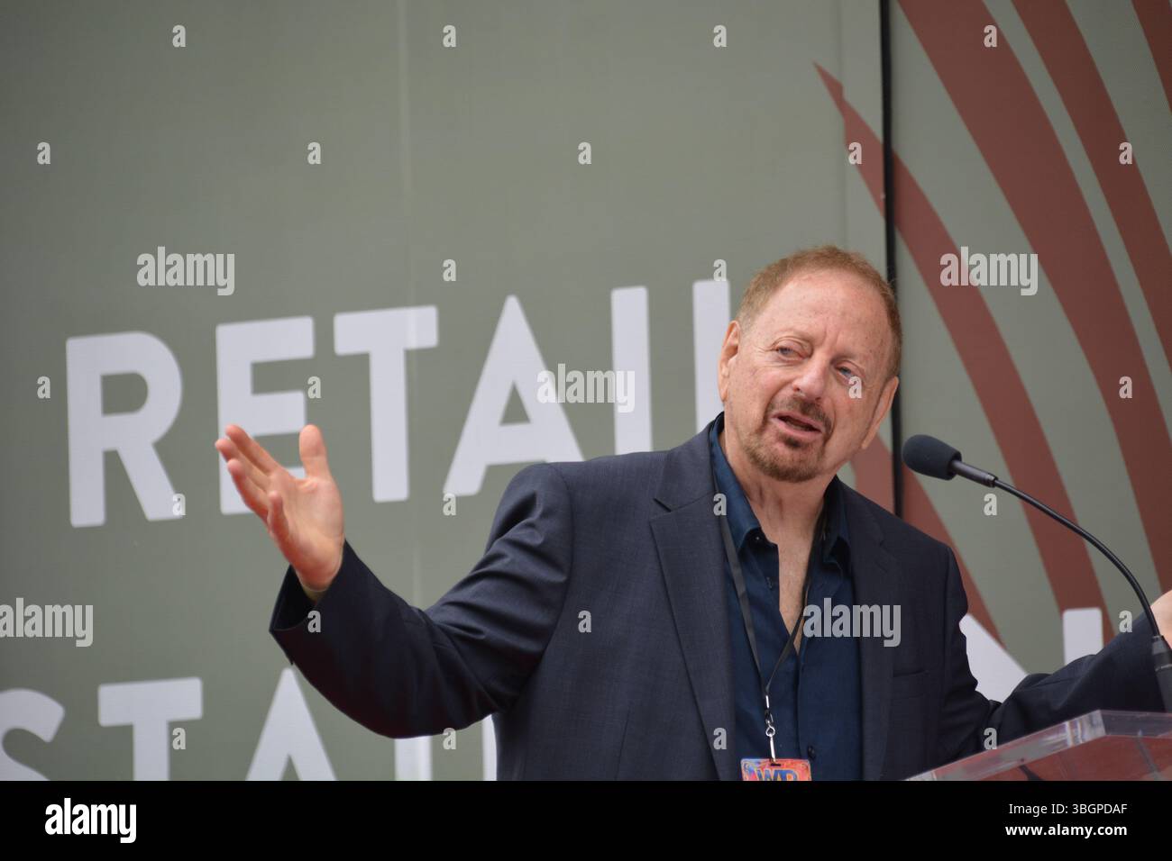 Jerry Goldstein, manager di lunga data e produttore di GUERRA, pronuncia le sue più sentite osservazioni durante la cerimonia della stella della Hollywood Walk of Fame il 5 giugno 2025. Crediti: Sharon Graphics/Alamy Live News Foto Stock