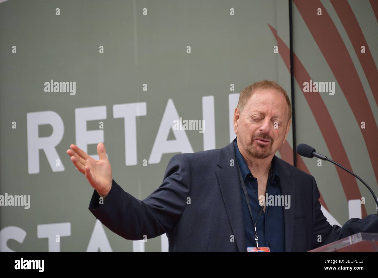 Jerry Goldstein, manager di lunga data e produttore di GUERRA, pronuncia le sue più sentite osservazioni durante la cerimonia della stella della Hollywood Walk of Fame il 5 giugno 2025. Crediti: Sharon Graphics/Alamy Live News Foto Stock