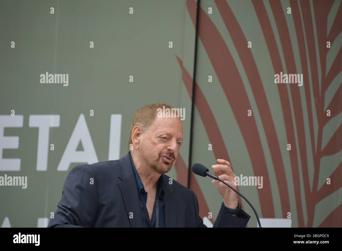Jerry Goldstein, manager di lunga data e produttore di GUERRA, pronuncia le sue più sentite osservazioni durante la cerimonia della stella della Hollywood Walk of Fame il 5 giugno 2025. Crediti: Sharon Graphics/Alamy Live News Foto Stock