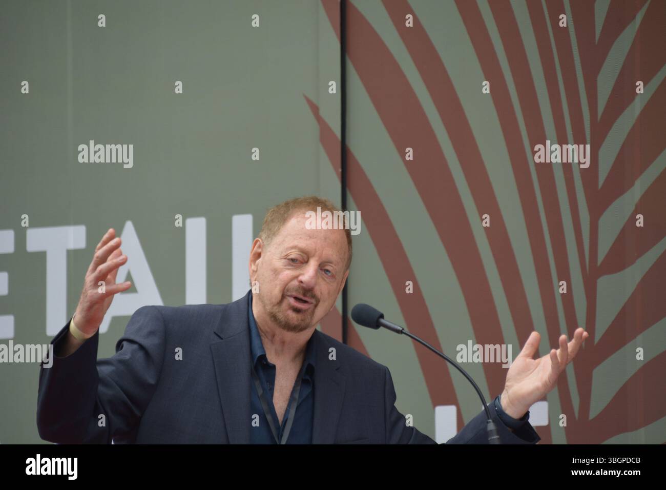 Jerry Goldstein, manager di lunga data e produttore di GUERRA, pronuncia le sue più sentite osservazioni durante la cerimonia della stella della Hollywood Walk of Fame il 5 giugno 2025. Crediti: Sharon Graphics/Alamy Live News Foto Stock
