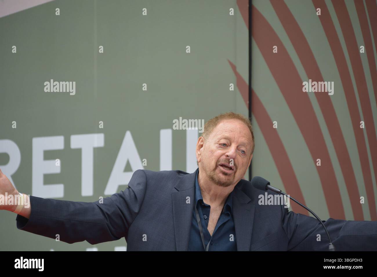 Jerry Goldstein, manager di lunga data e produttore di GUERRA, pronuncia le sue più sentite osservazioni durante la cerimonia della stella della Hollywood Walk of Fame il 5 giugno 2025. Crediti: Sharon Graphics/Alamy Live News Foto Stock