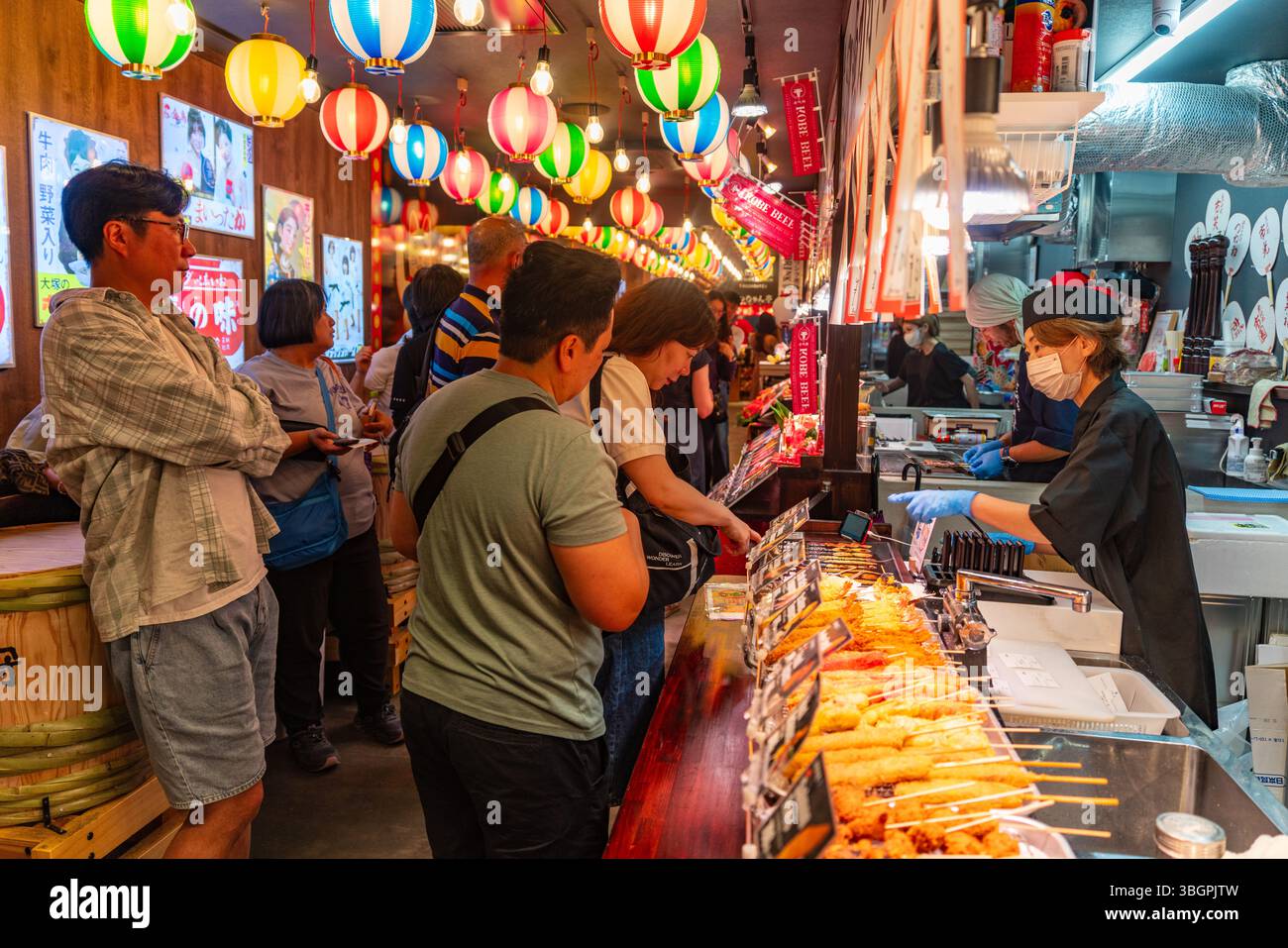 Chiosco di cibo al mercato Nishiki, un mercato a Kyoto, in Giappone Foto Stock