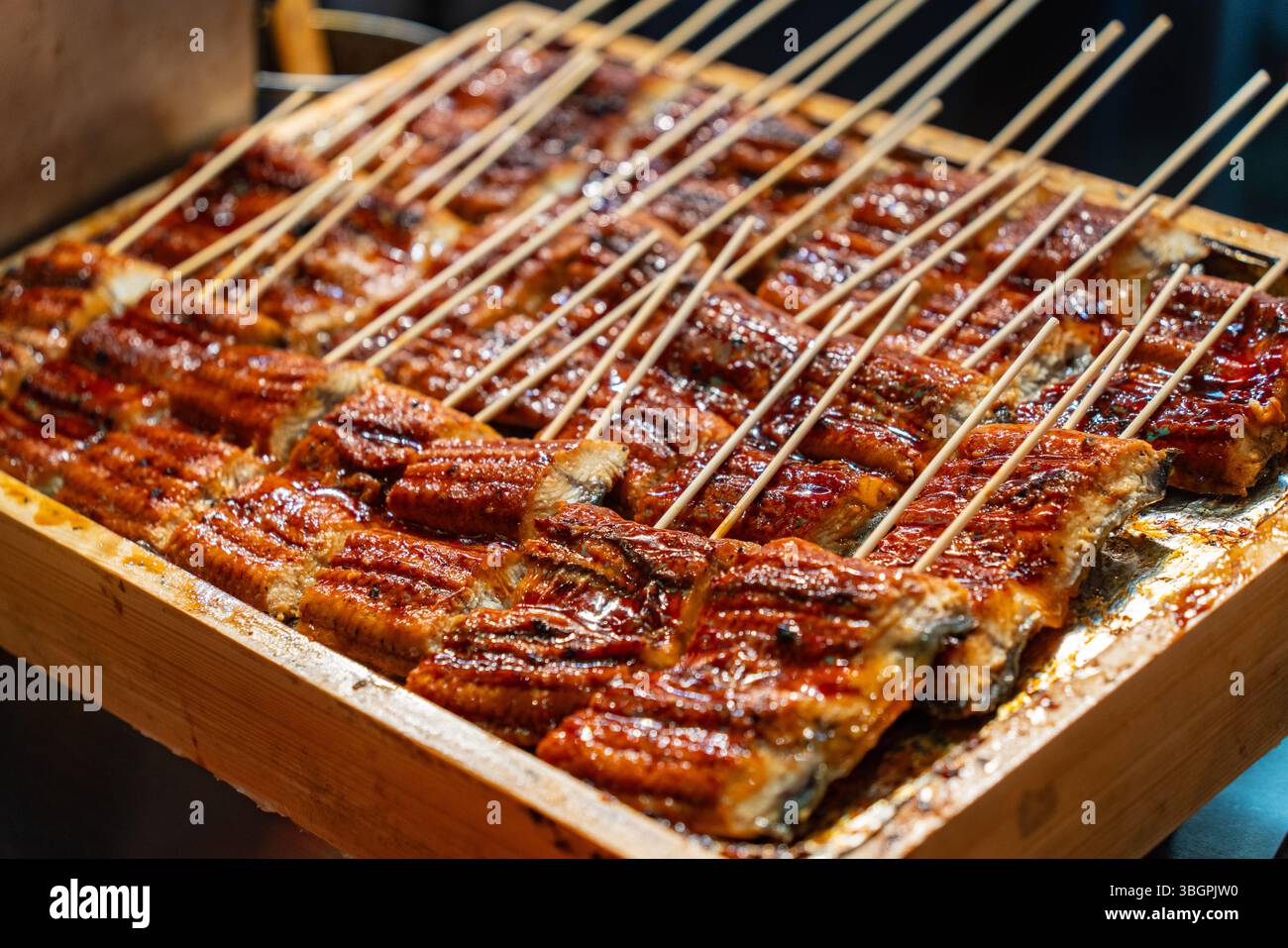 Unagi Kabayaki, un piatto giapponese di anguille grigliate con saporita salsiccia Foto Stock