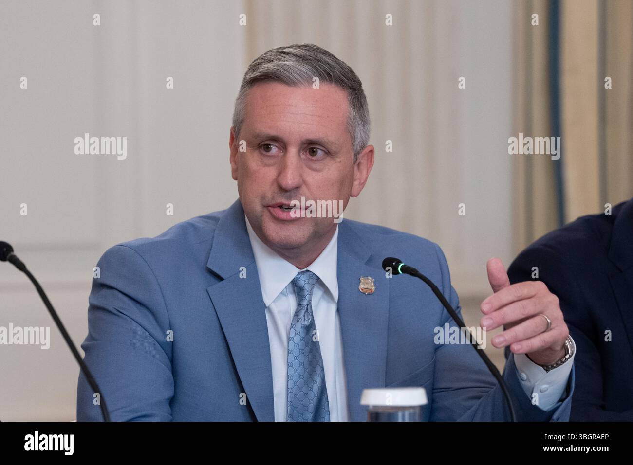 Gregg Pemberton, Trustee at Large, Washington, DC Fraternal Order of Police parla durante una tavola rotonda, ospitata dal presidente degli Stati Uniti Donald J Trump, con membri dell'ordine fraterno di polizia alla Casa Bianca di Washington, DC, 5 giugno 2025. Credito: Chris Kleponis/Pool via CNP/MediaPunch Foto Stock